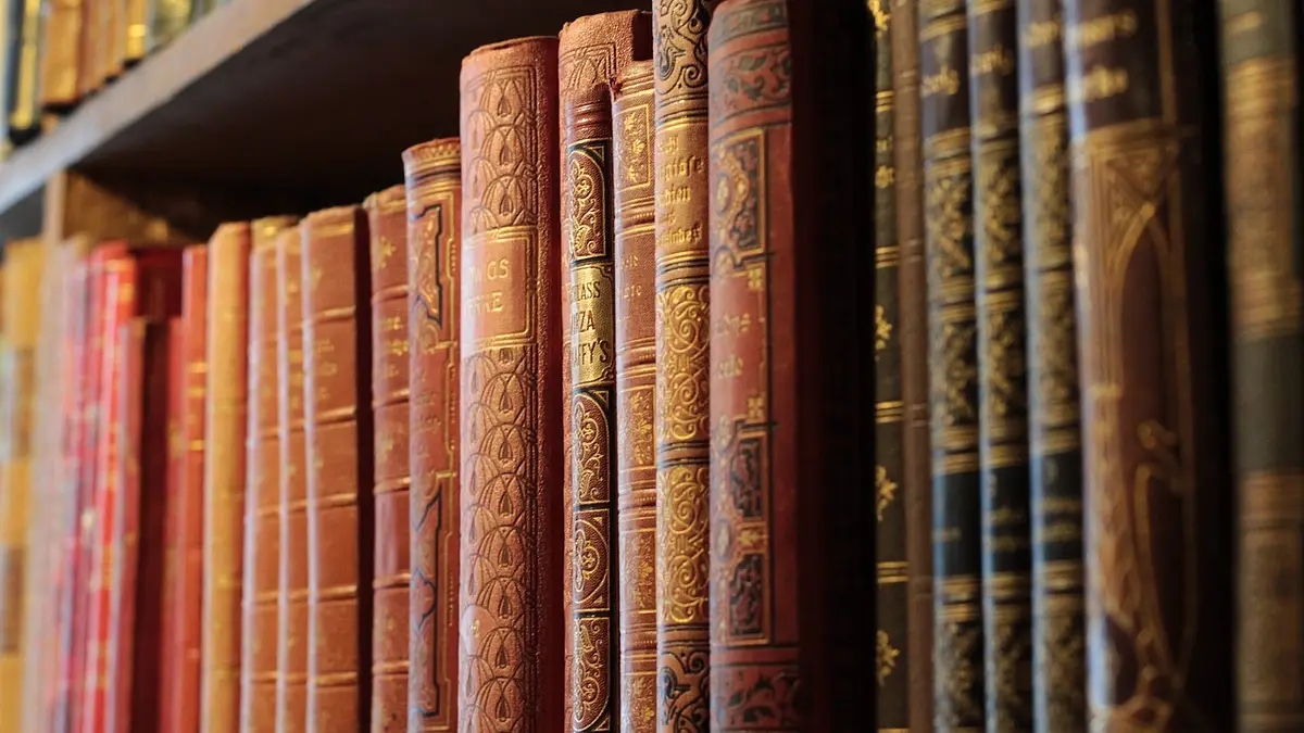 Kupowanie książek w antykwariacie online – poradnik 2025