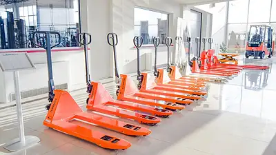 Wózki widłowe na wynajem – wybierz najlepszy model do magazy