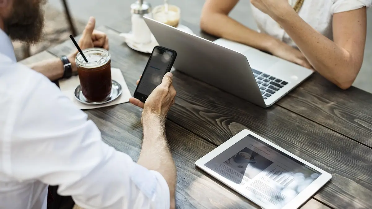 Biznes online: kluczowe przepisy prawne i rejestracja firmy