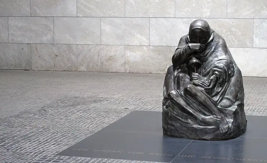 Osoba kontrolująca swoje wydatki bez karty kredytowej