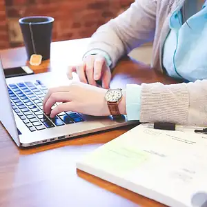 Jak stworzyć idealne domowe biuro – poradnik efektywnej prac