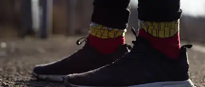 Kolorowe skarpetki męskie: Trend w modzie