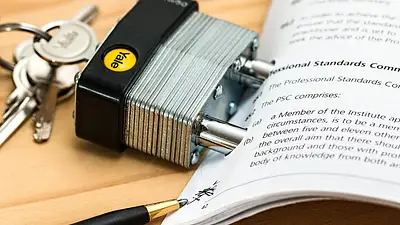 Jak zweryfikować firmę pożyczkową i uniknąć oszustw